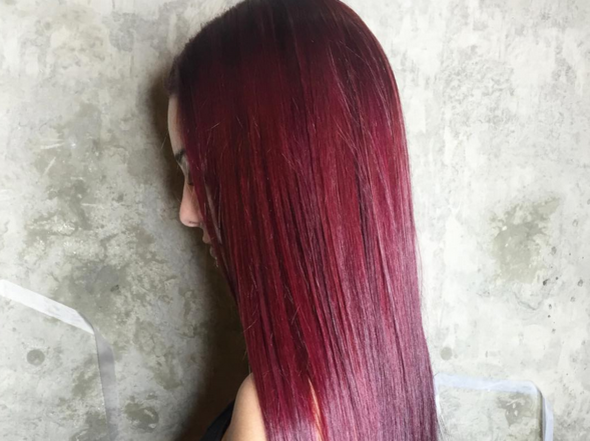 dziewczyna z długimi prostymi włosami w odcieniu cherry red