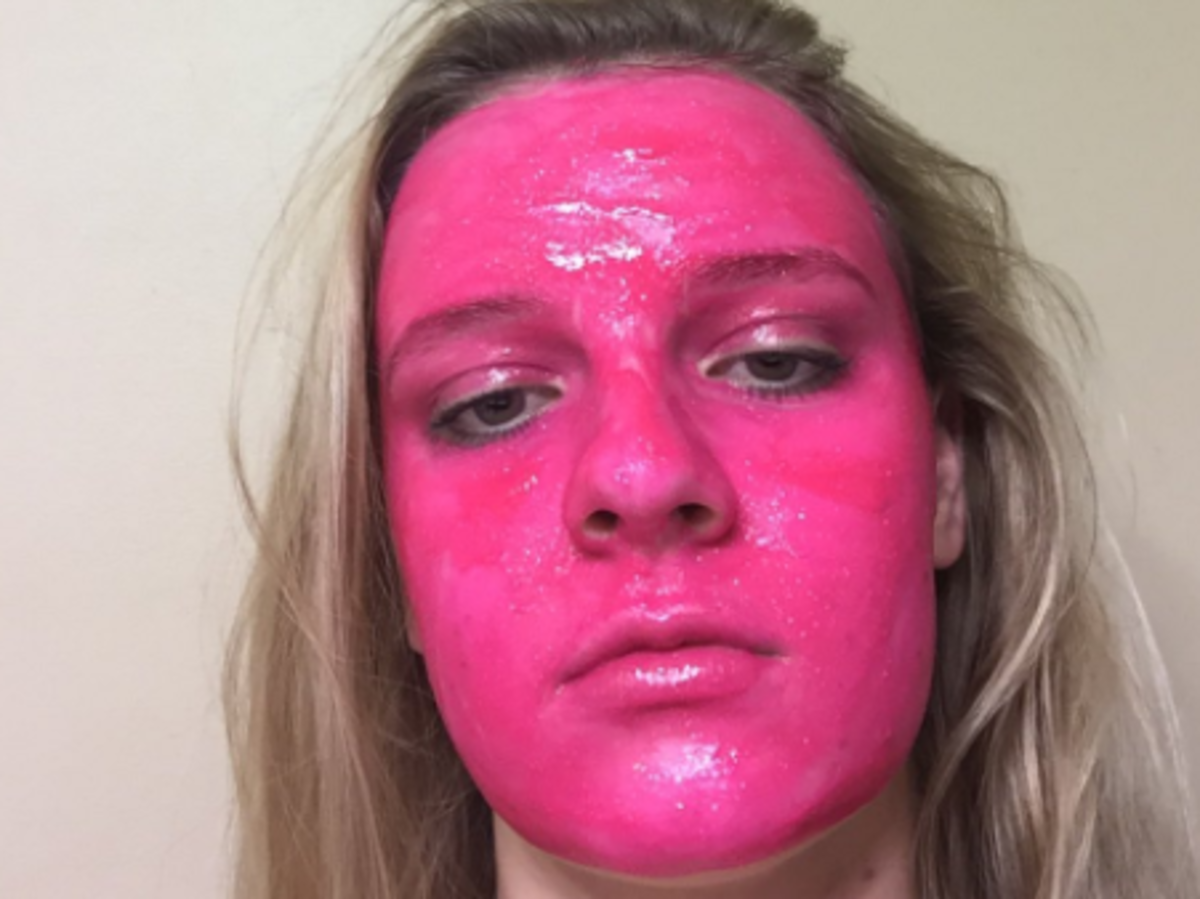dziewczyna z twarzą pomalowaną farbą na różowo