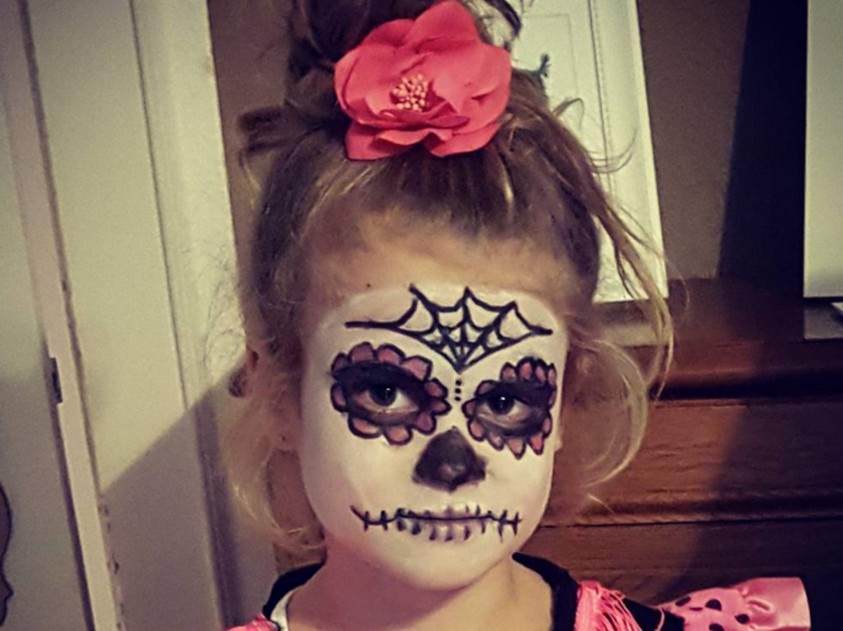 dziewczynka z halloweenowym makijażem