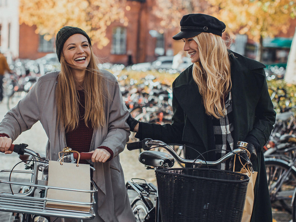 Dziewczyny w kurtkach na jesień na rowerach