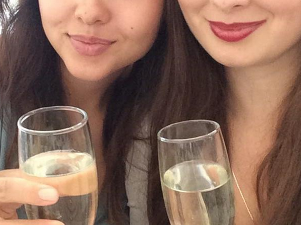 dziewczyny z kieliszkami prosecco