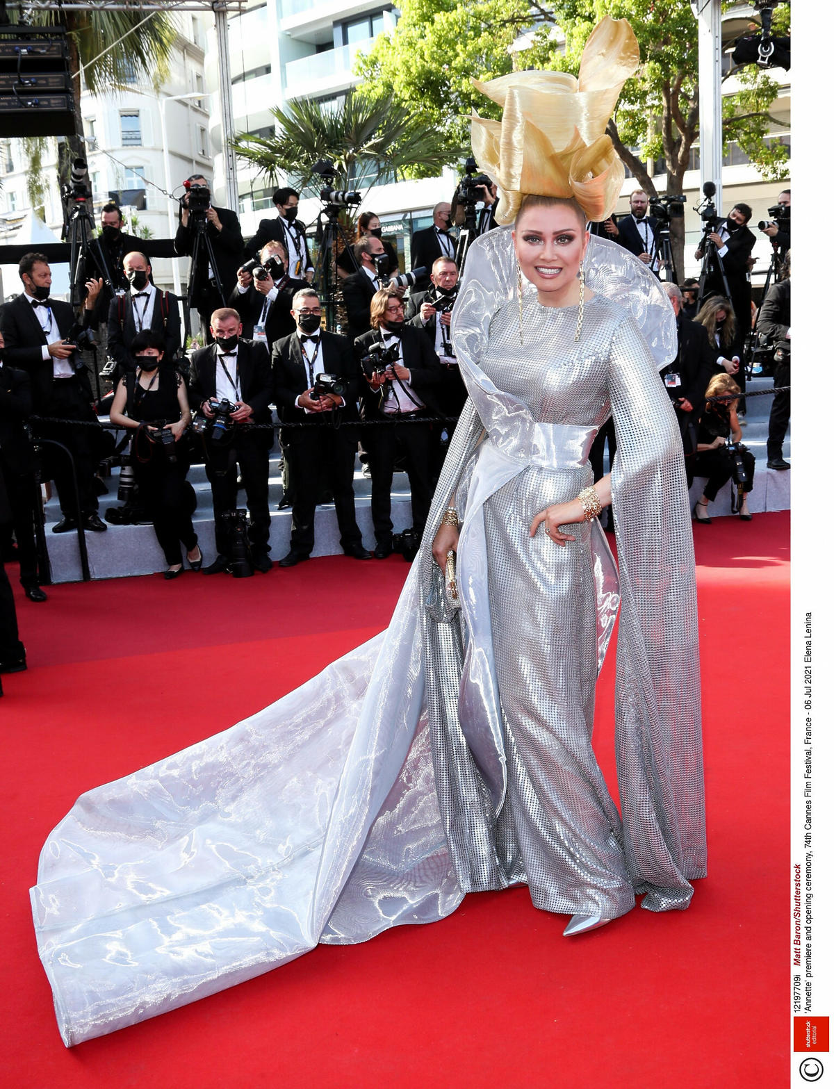 Elena Lenina w srebrnej sukni w Cannes