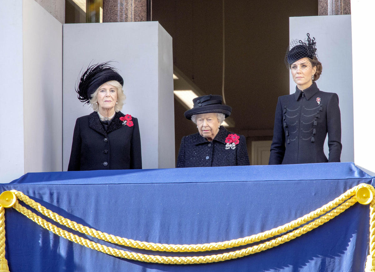 Elżbieta II zrezygnowała z wielowiekowej tradycji. Najbardziej oberwało się Kate i Camilli