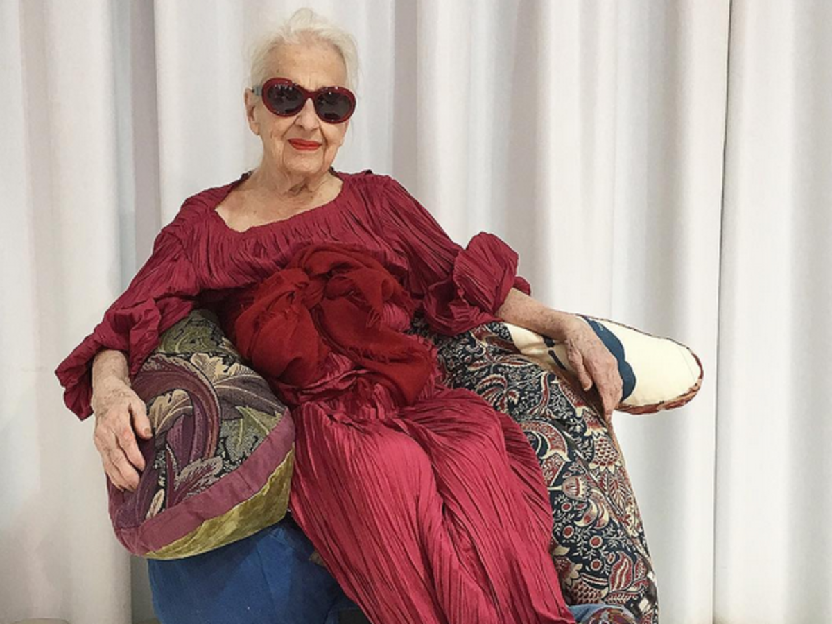 Ernestine Stollberg starsza pani modelka w czerwonej sukni sesja zdjęciowa
