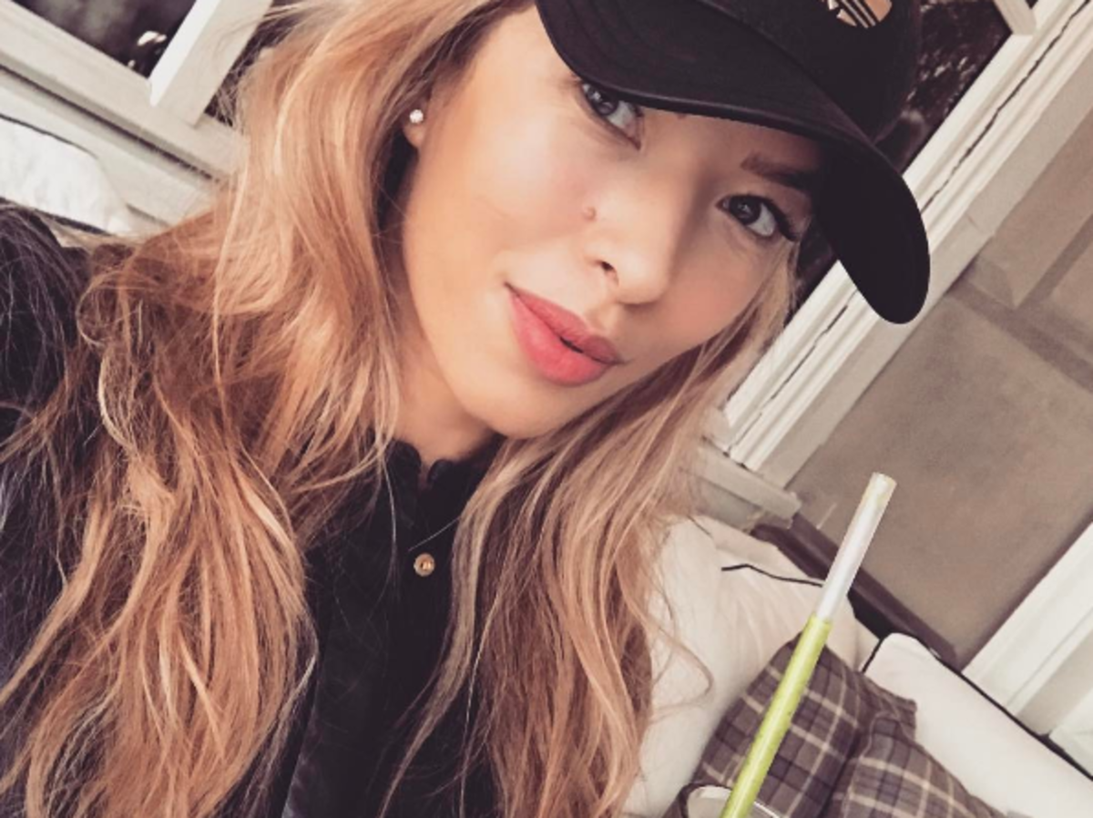 ewa chodakowska selfie uśmiechnięta w czapce z daszkiem