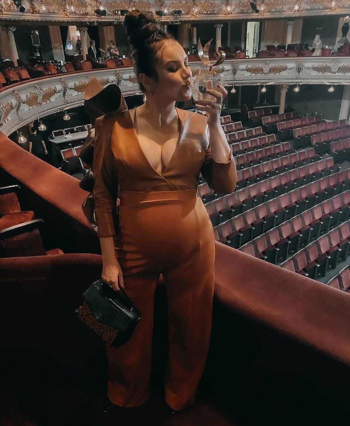 Ewa Farna w ciąży w pięknym pomarańczowym kostiumie
