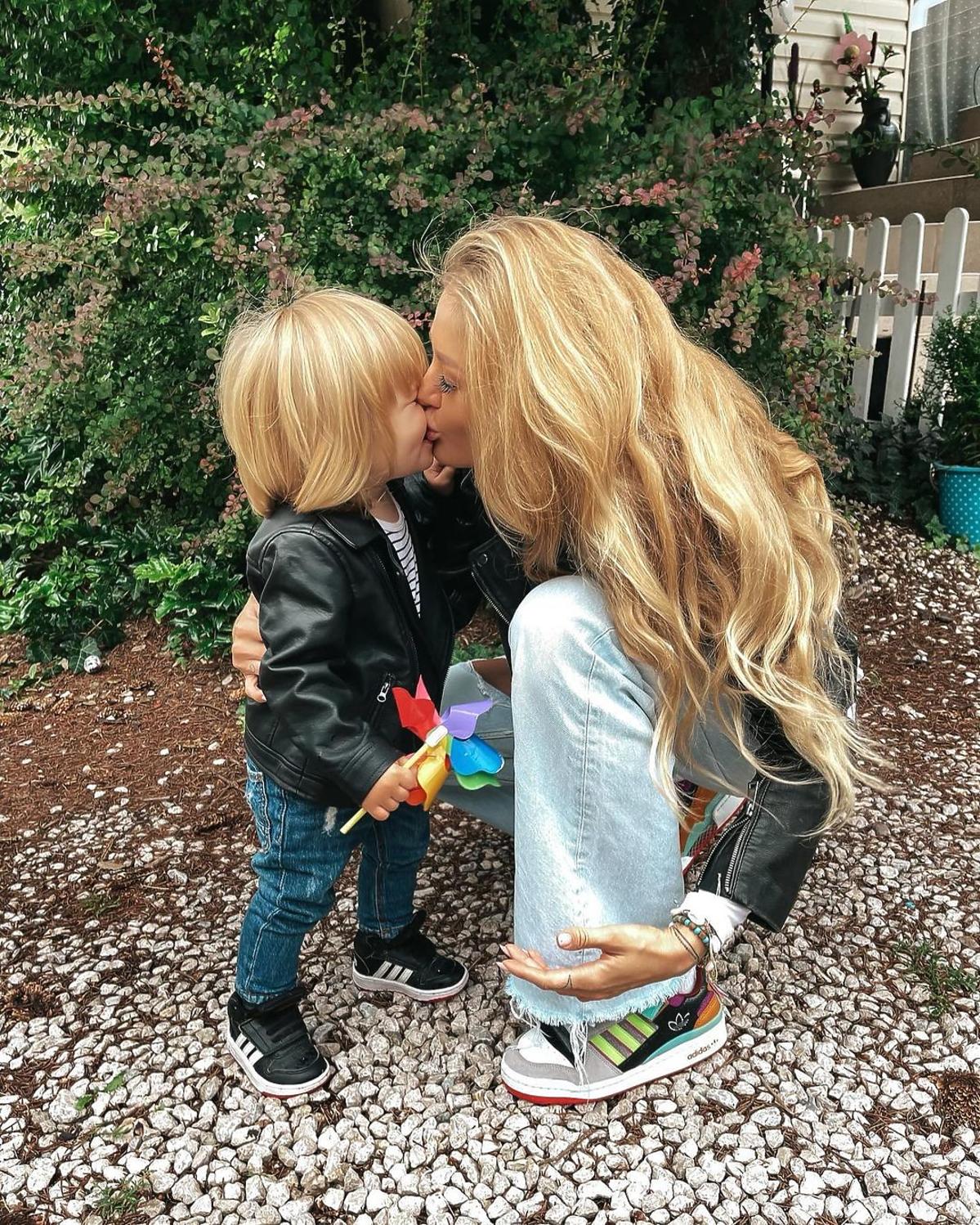 Ewa Mrozowska całuje swojego synka Leona