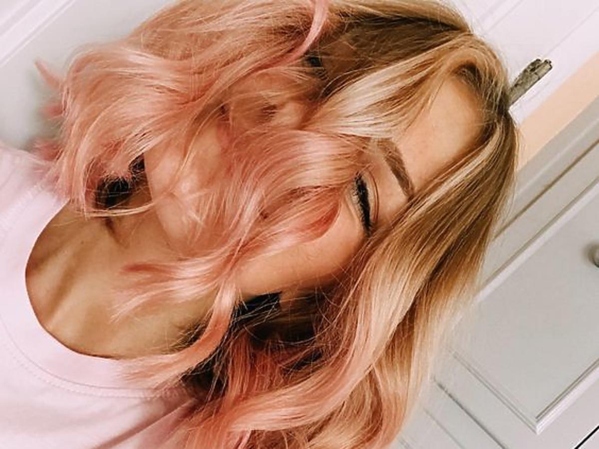 Fryzura na wakacje 2019 to modny brzoskwiniowy blond