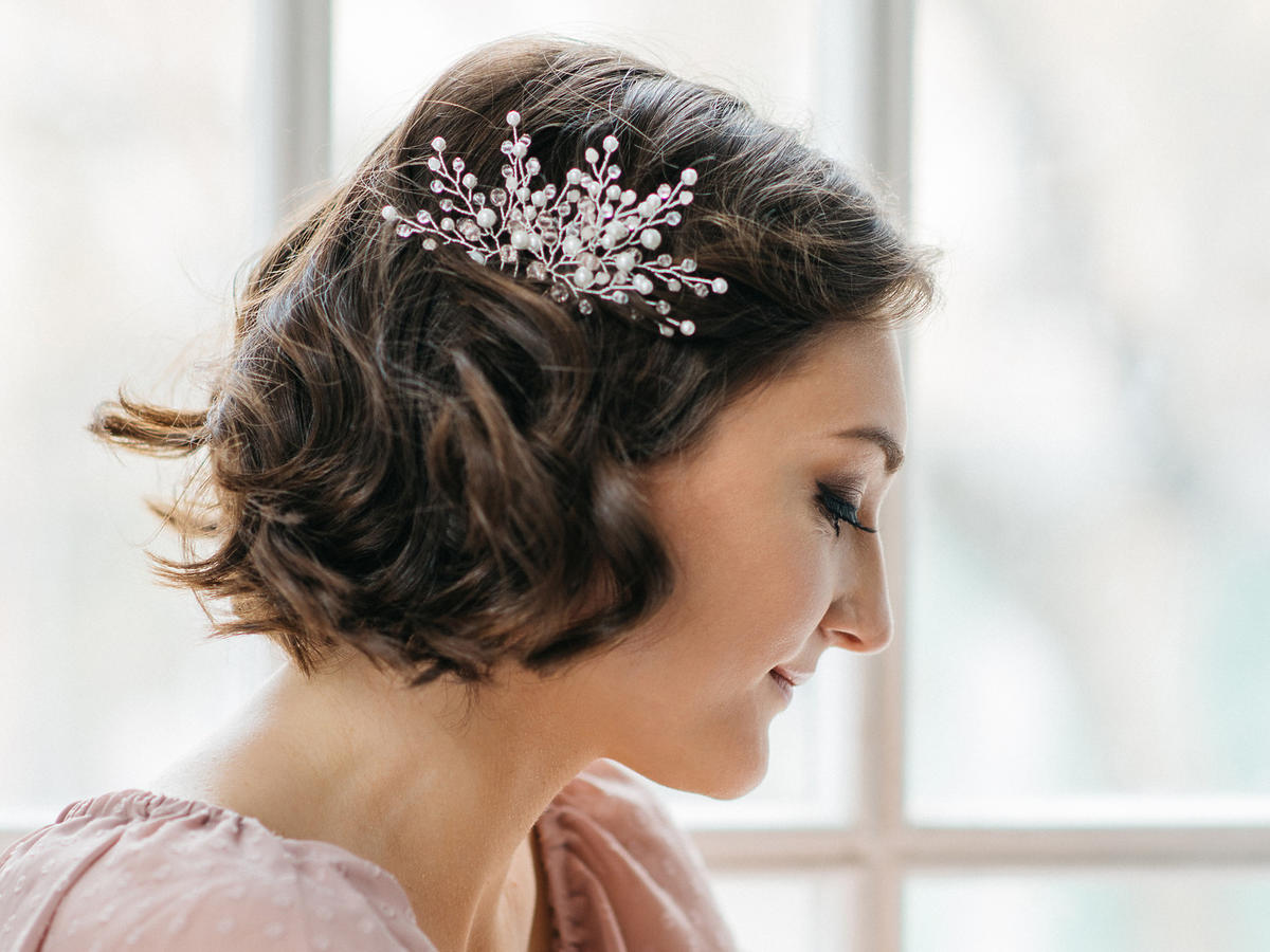 fryzura na wesele krótkie włosy loki