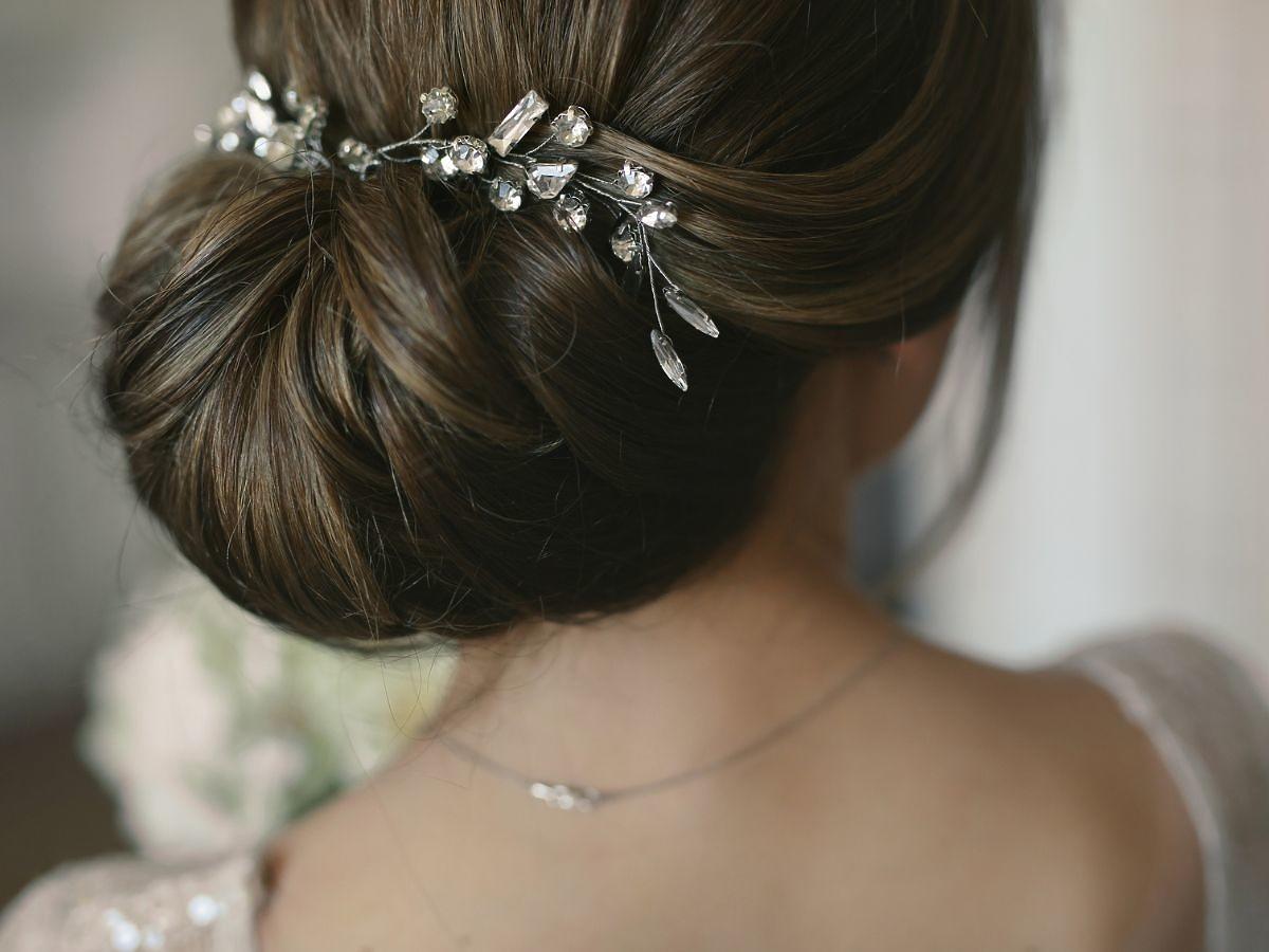 Fryzury na wesele: upięcia. 20 modnych inspiracji na fryzury na wesele 2023
