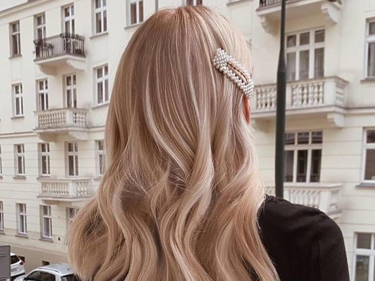 gęste blond włosy