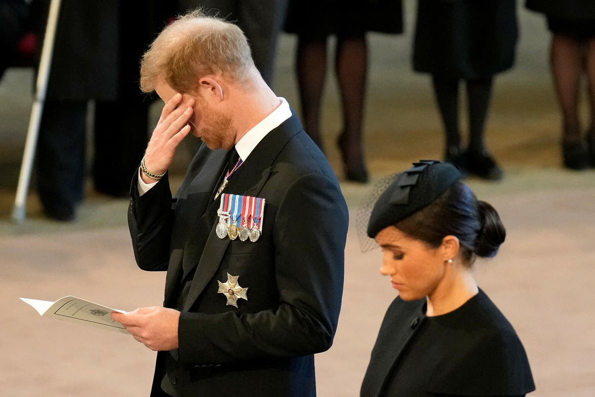 Harry płacze na procesji za trumną Elżbiety II