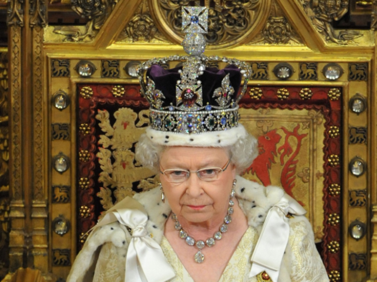 Ile waży korona królowej Elżbiety II?