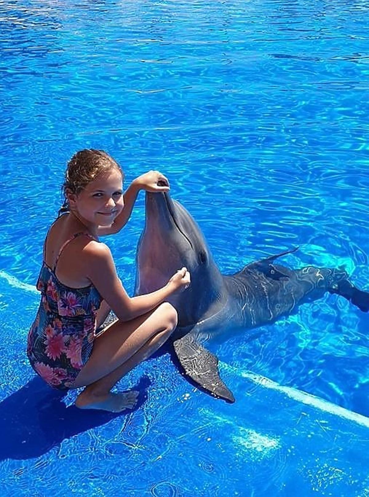 Internauci ostro krytykują zdjęcie córki Katarzyny Skrzyneckiej z delfinem