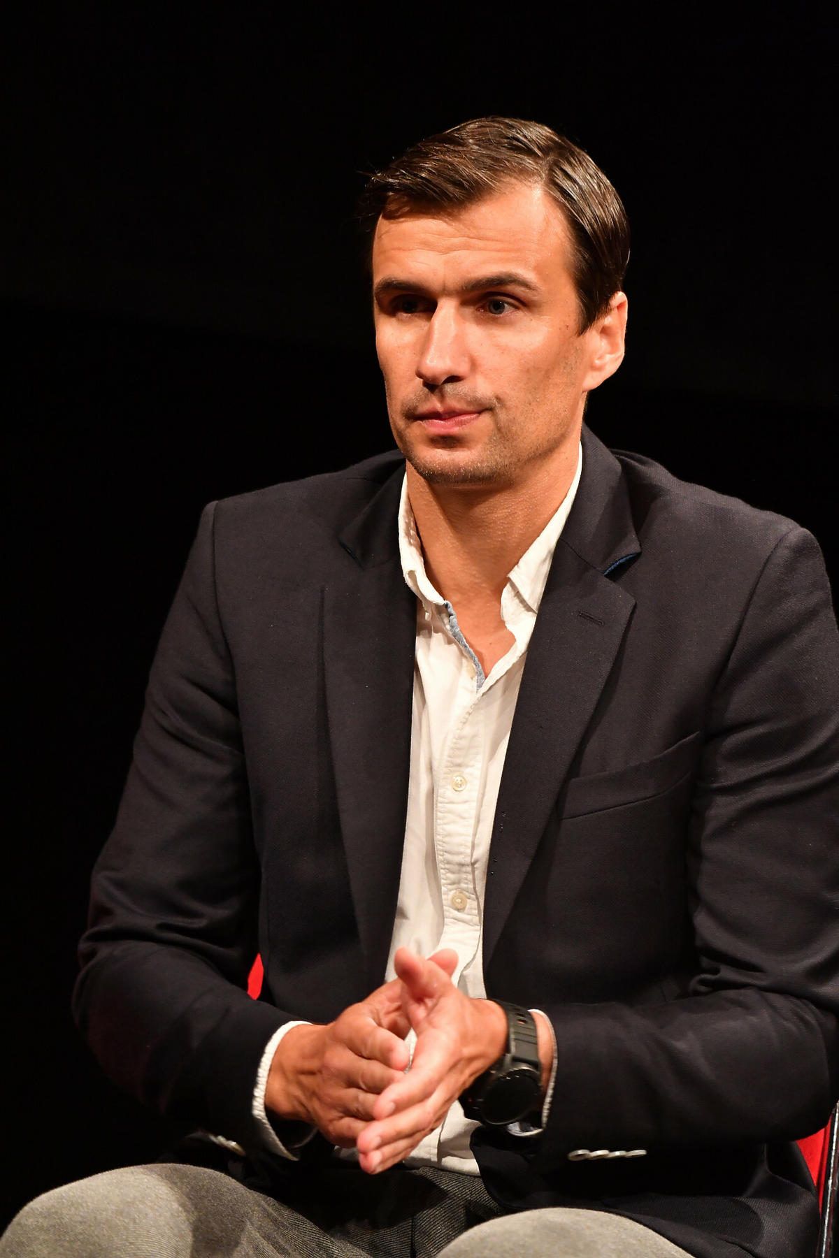 Jarosław Bieniuk na fotografii siedzi zamyślony po emisji filmu 