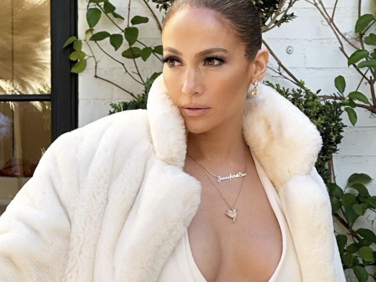 Jennifer Lopez nosi French Candy Cane manicure na święta 2022