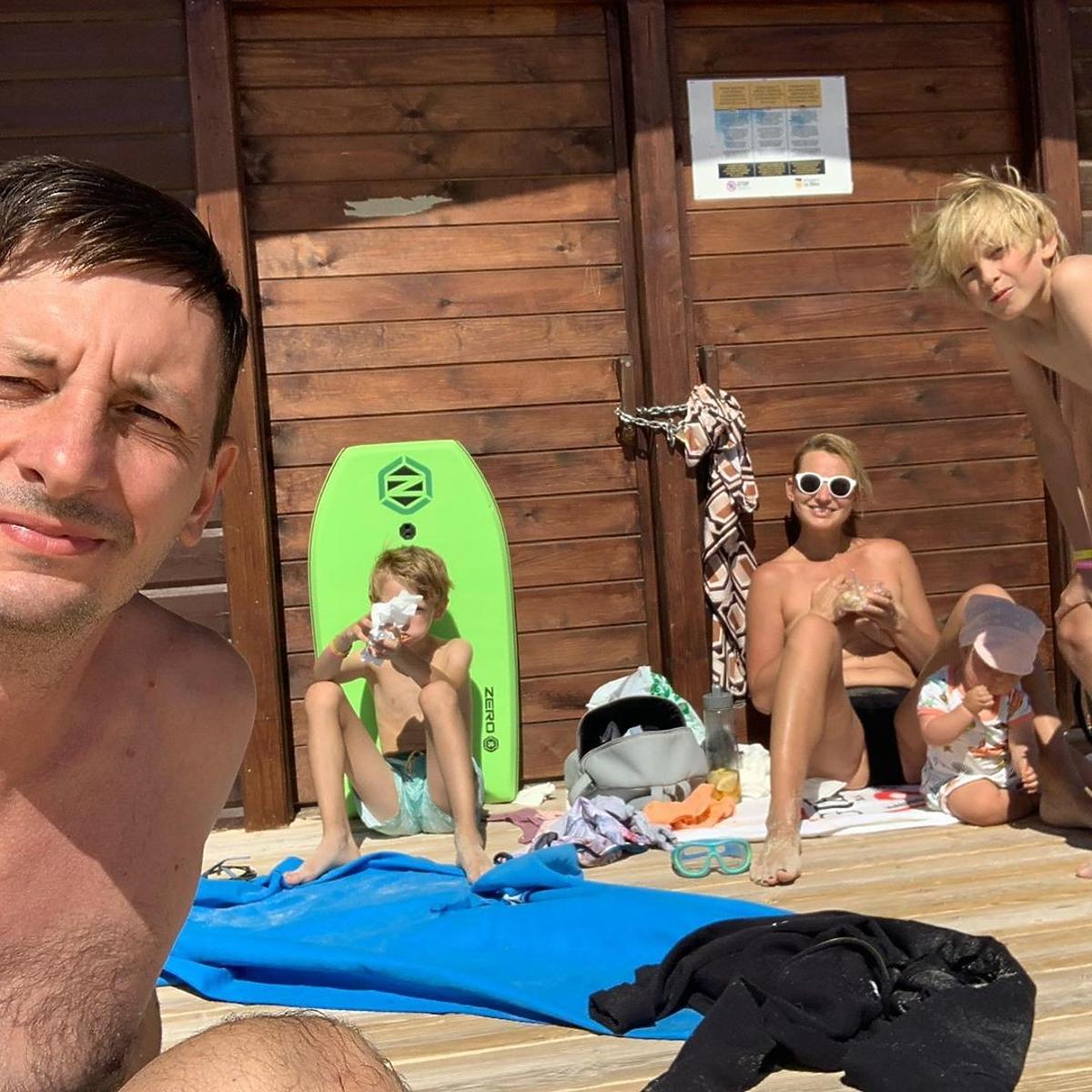 Joanna Moro pozuje topless na rodzinnym zdjęciu