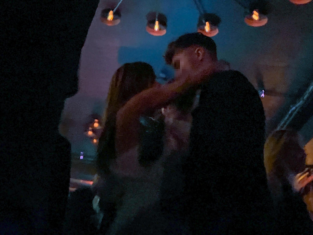 Joanna Opozda imprezuje w klubie z partnerem