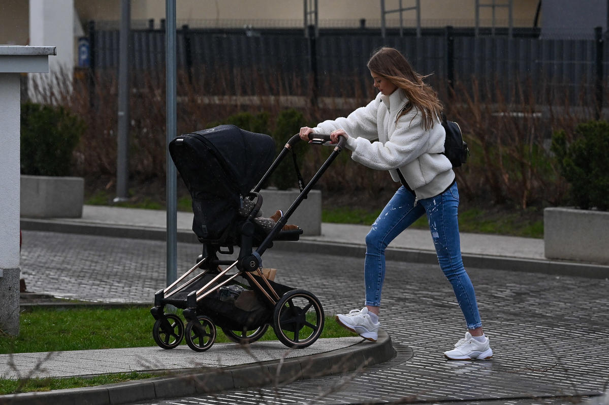 Joanna Opozda prowadzi wózek z synem