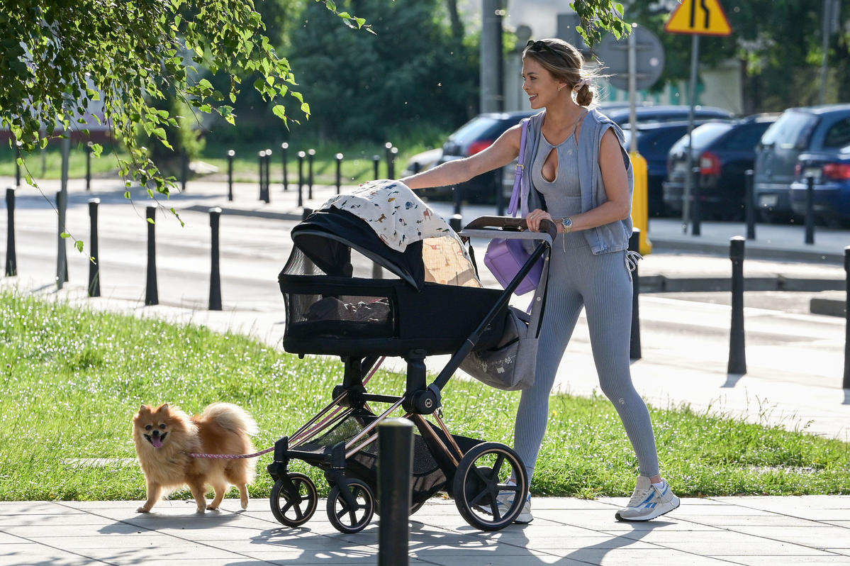 Joanna Opozda z wózkiem dziecięcym na spacerze