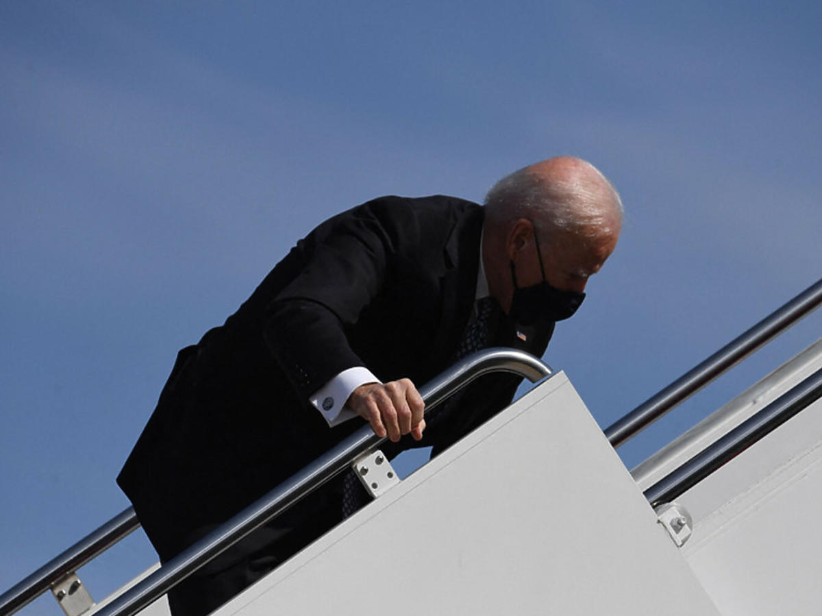 Joe Biden upadł na schodach Airforce One