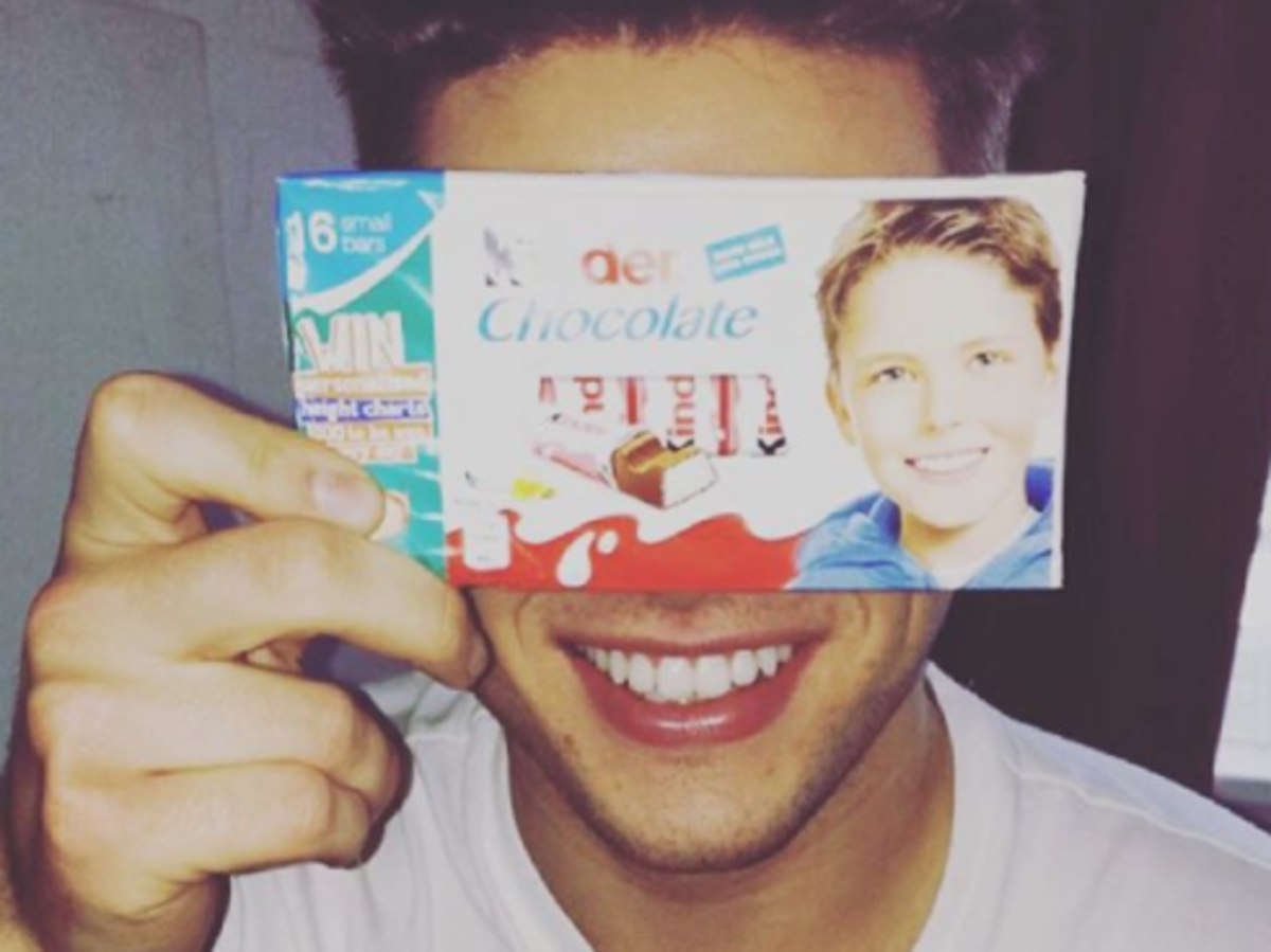 Josh Bateson z opakowaniem Kinder Chocolate