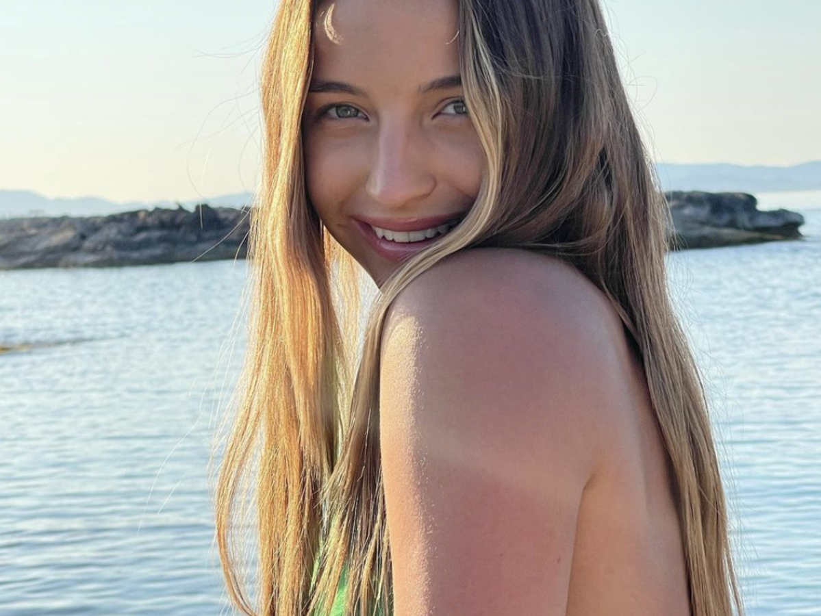 Julia Wieniawa w modnym stroju kąpielowym na lato 2022