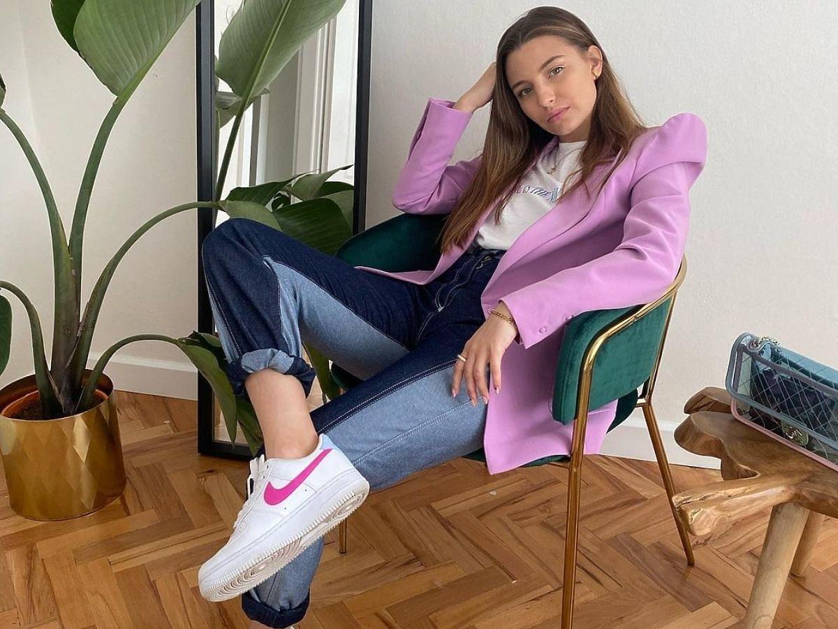 Julia Wieniawa w sneakersach na jesień 2021 na promocji