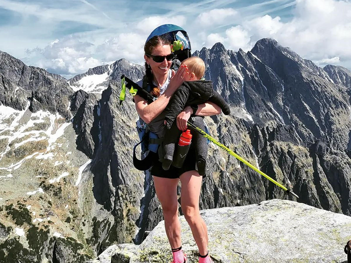 Justyna Kowalczyk z synem w górach
