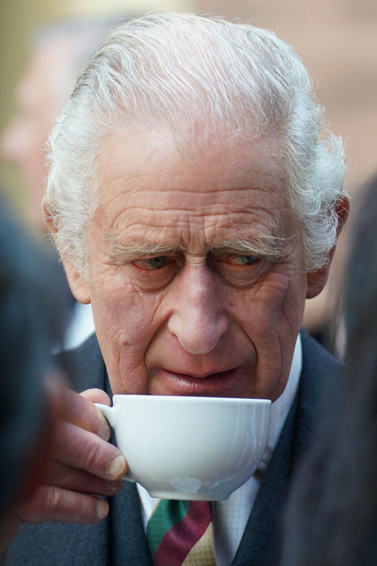 Karol III pije herbatę