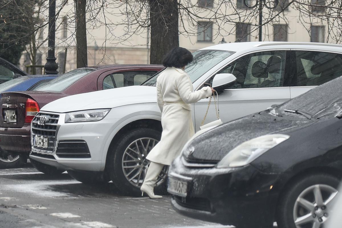 Katarzyna Cichopek podchodzi do samochodu