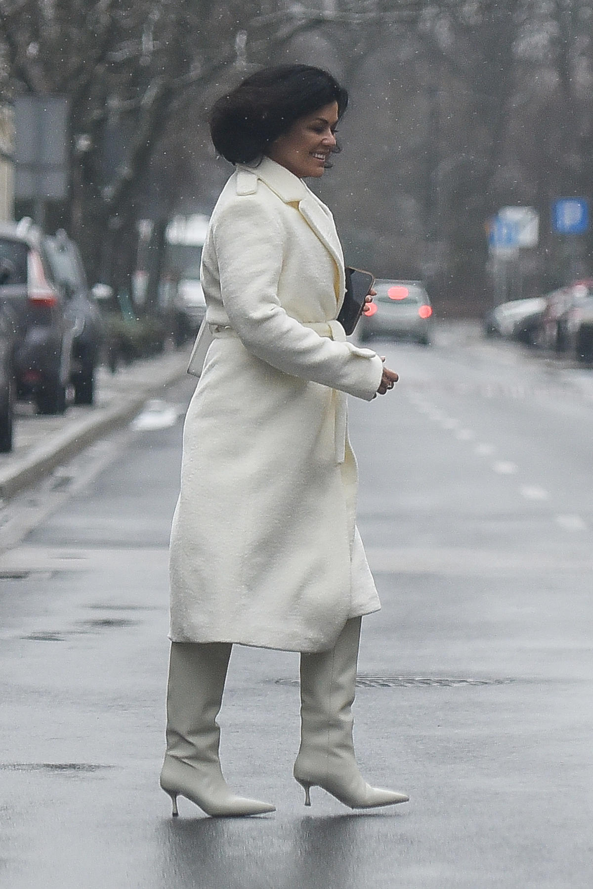 Katarzyna Cichopek przechodzi przez ulicę