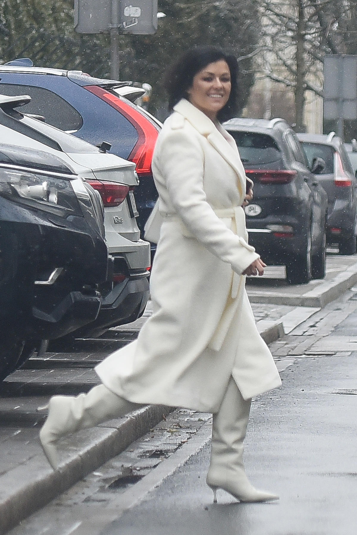 Katarzyna Cichopek w kremowym płaszczu na ulicy