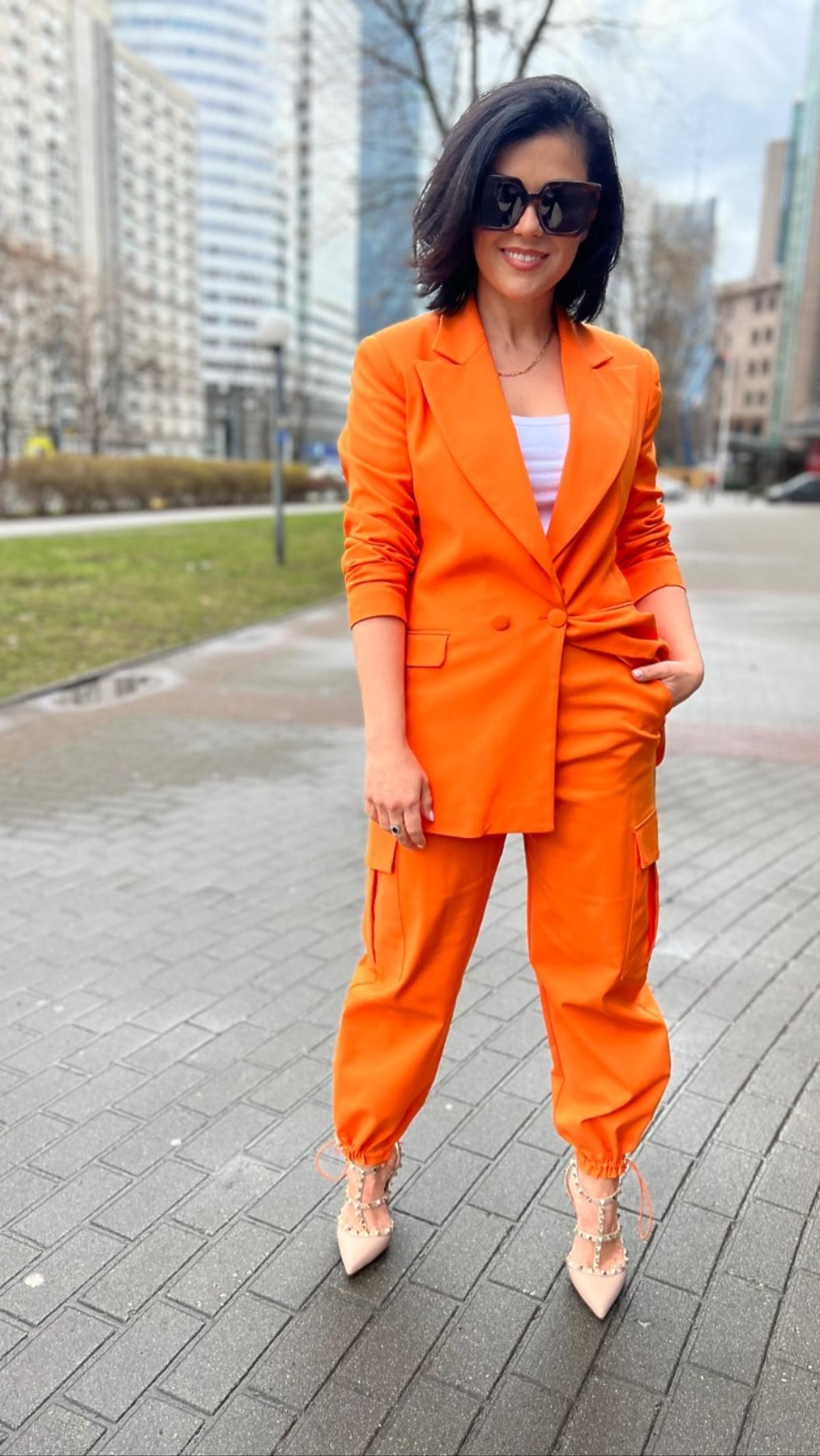 Katarzyna Cichopek w pomarańczowym garniturze