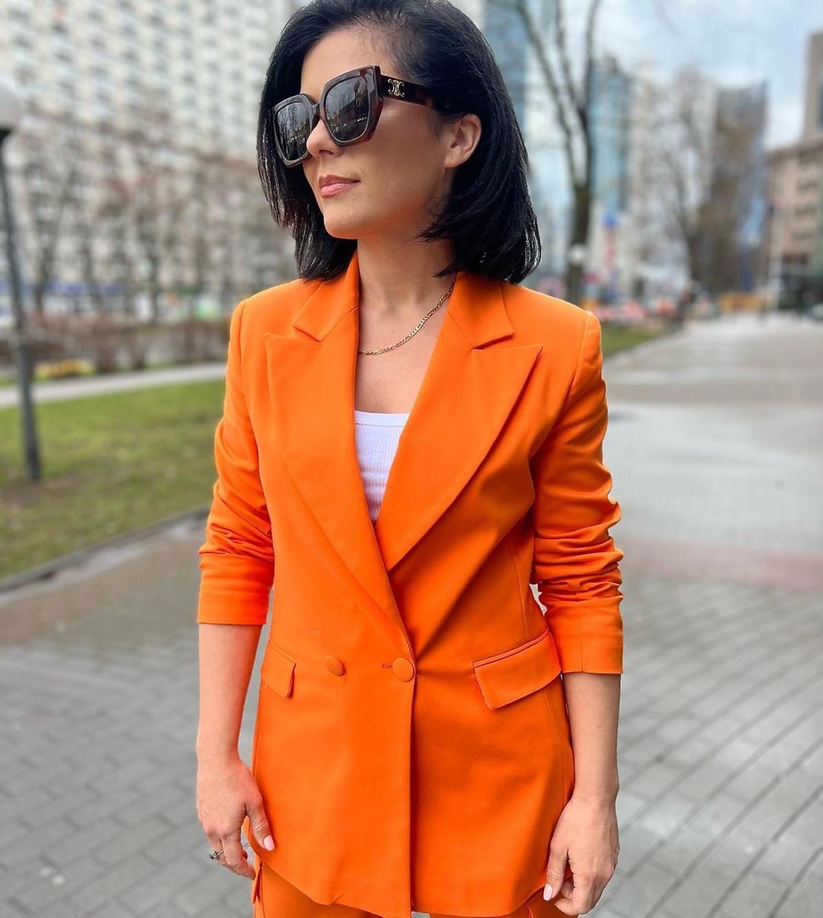 Katarzyna Cichopek w pomarańczowym stroju