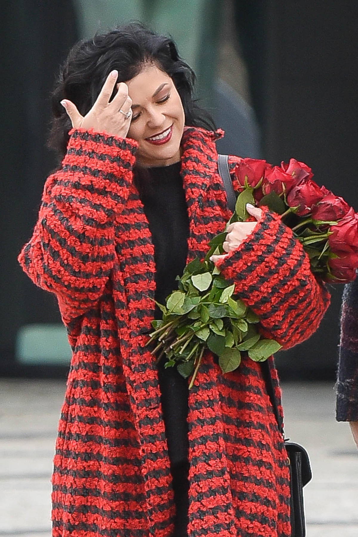 Katarzyna Cichopek z bukietem róż