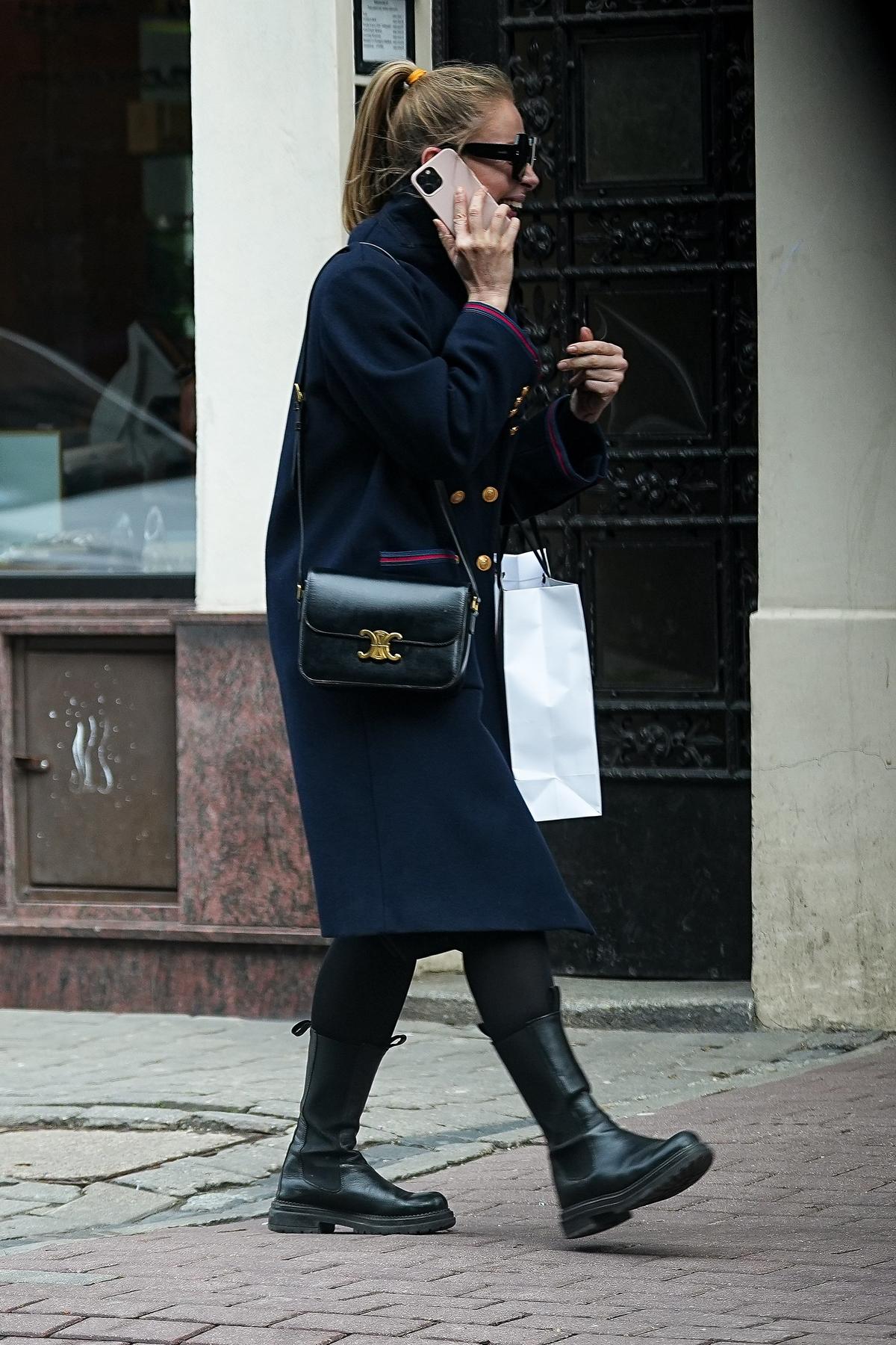 Katarzyna Warnke śmieje się na ulicy