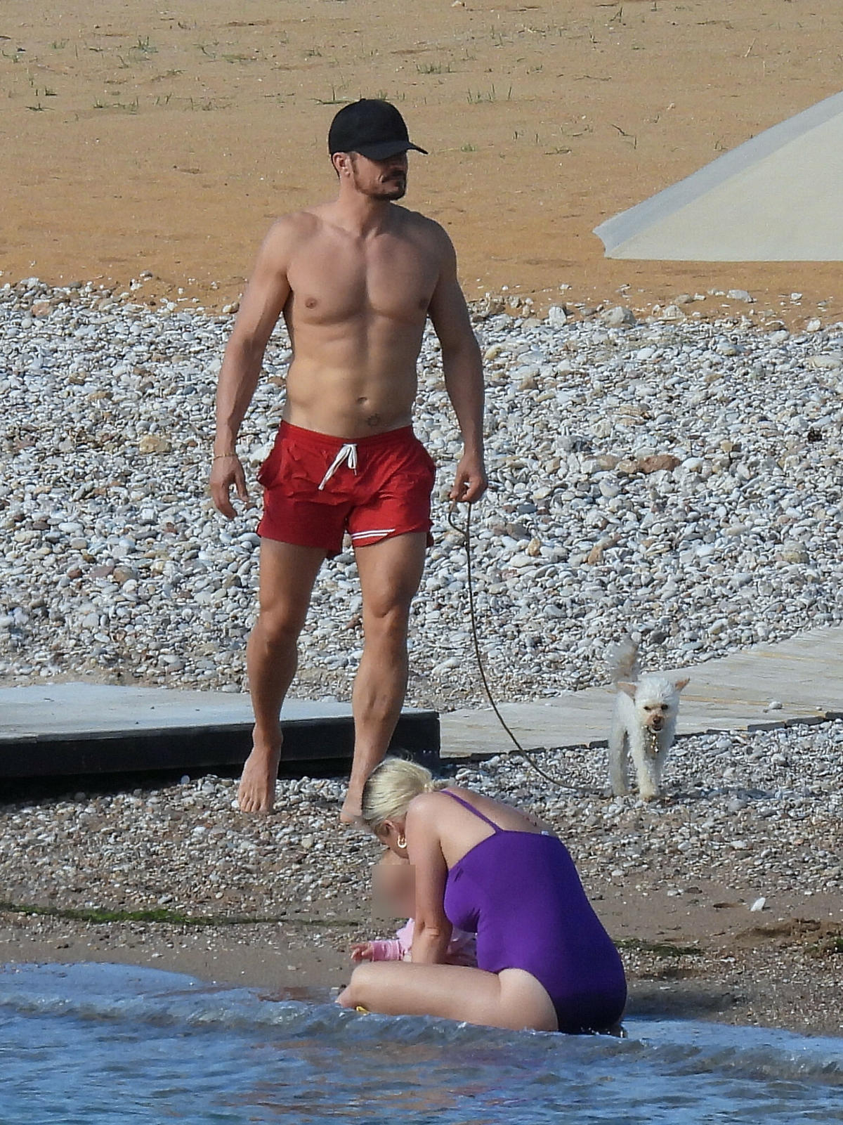 Katy Perry na wakacjach, chodzi po plaży z dzieckiem na rękach