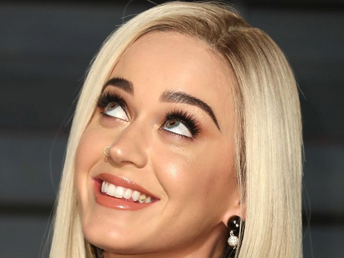 Katy Perry w prostych blond włosach na rozdaniu oscarów