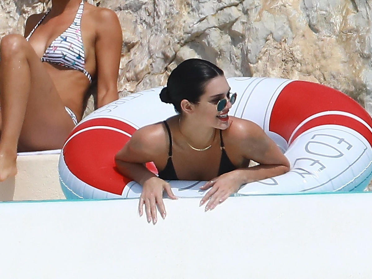Kendall Jenner w naszyjniku żmijka