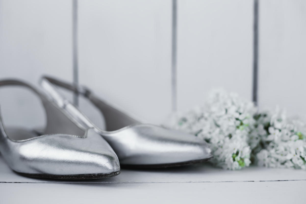 Klasyczne srebrne buty na ślub 