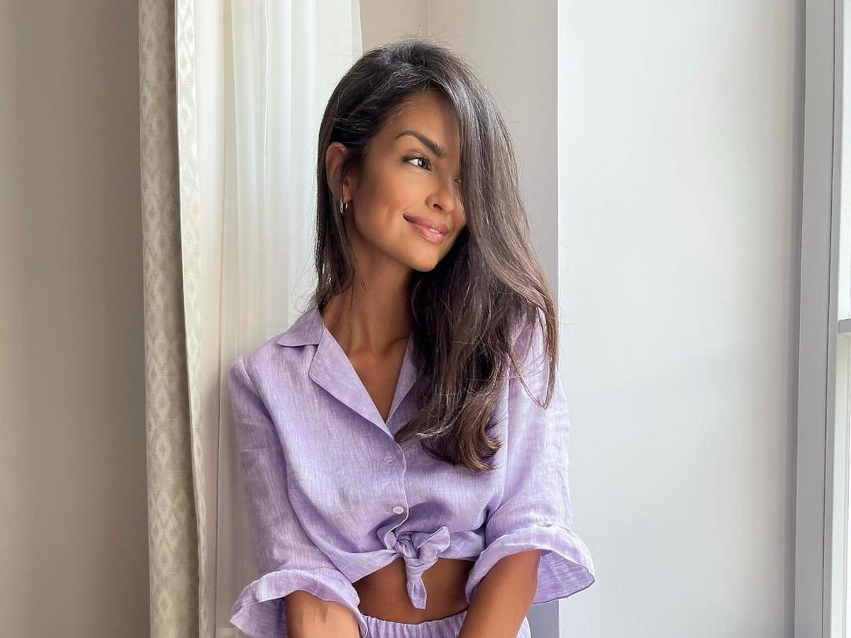Klaudia El Dursi w fioletowej piżamie