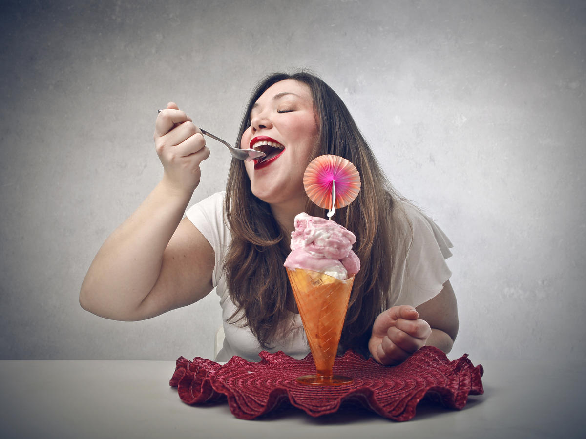kobieta jedząca lody