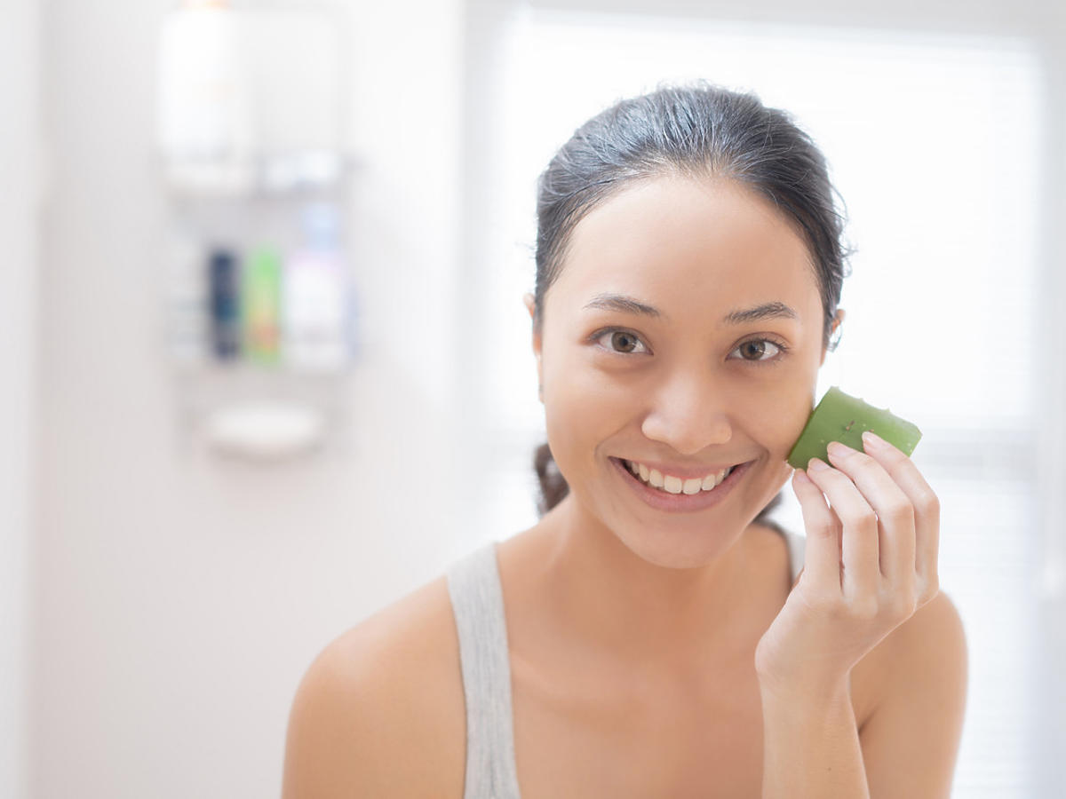 kobieta myje twarz zielonym żelem do twarzy