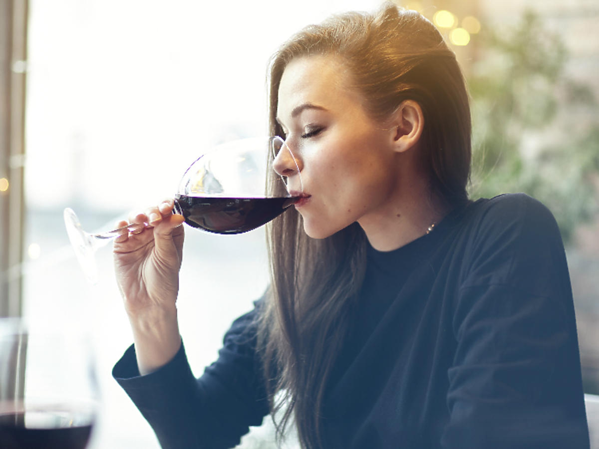 kobieta pijąca wino