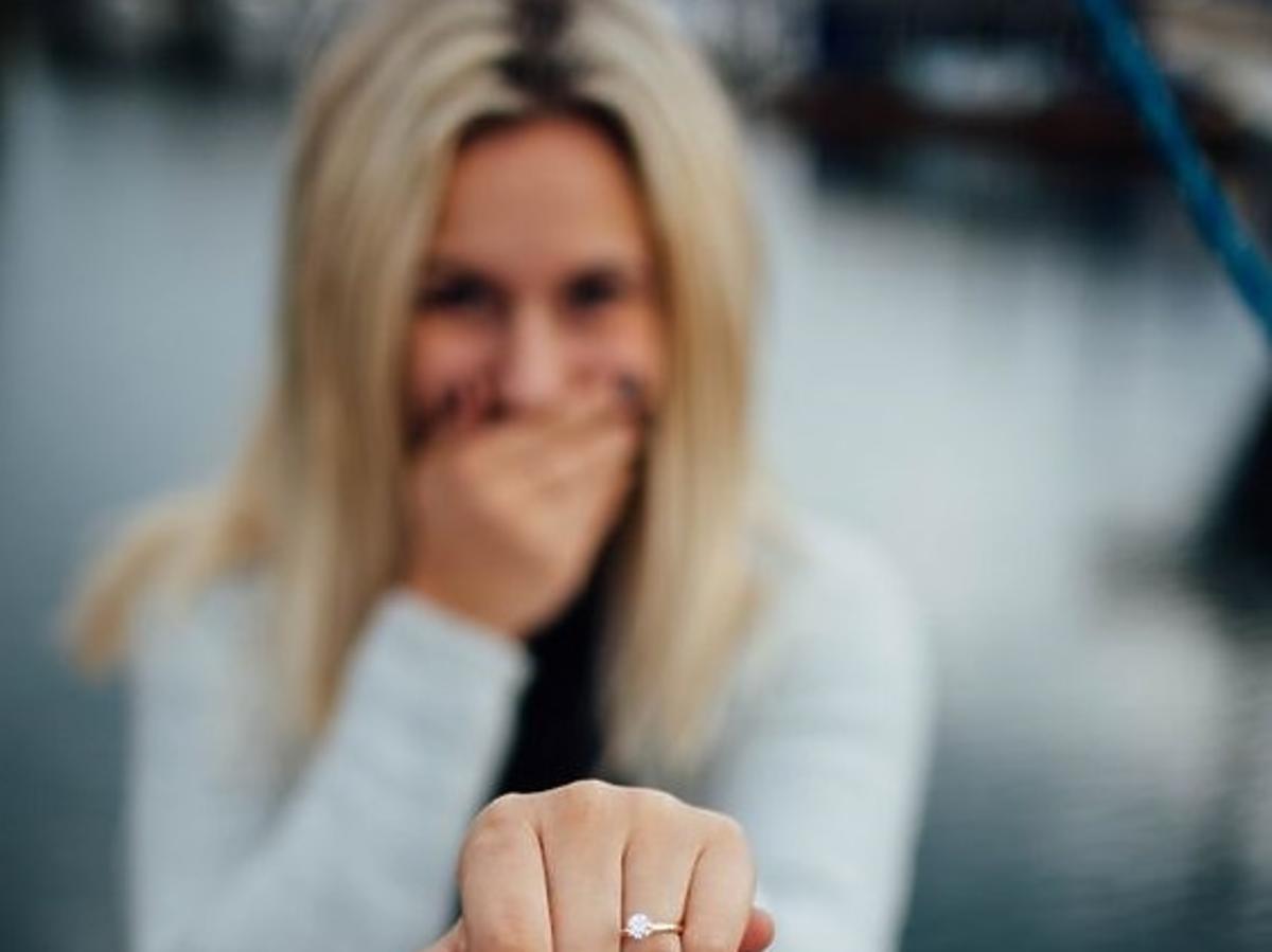 Kobieta pokazuje pierścionek zaręczynowy