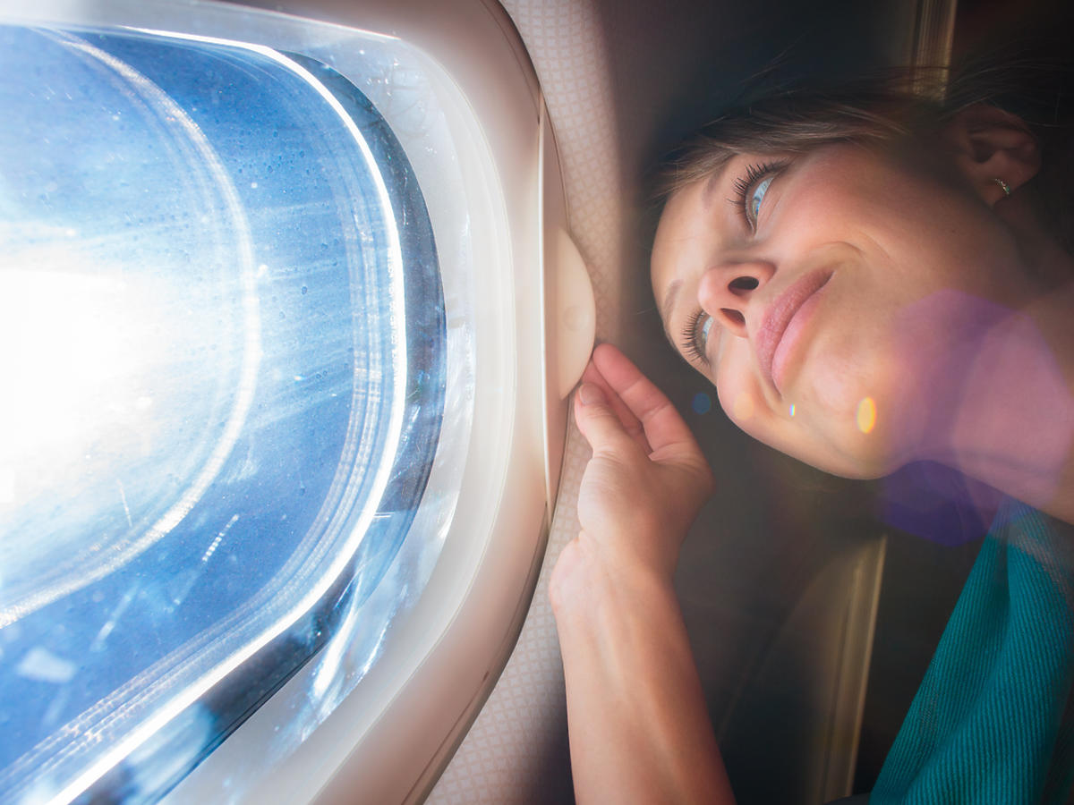 kobieta przy oknie samolotu