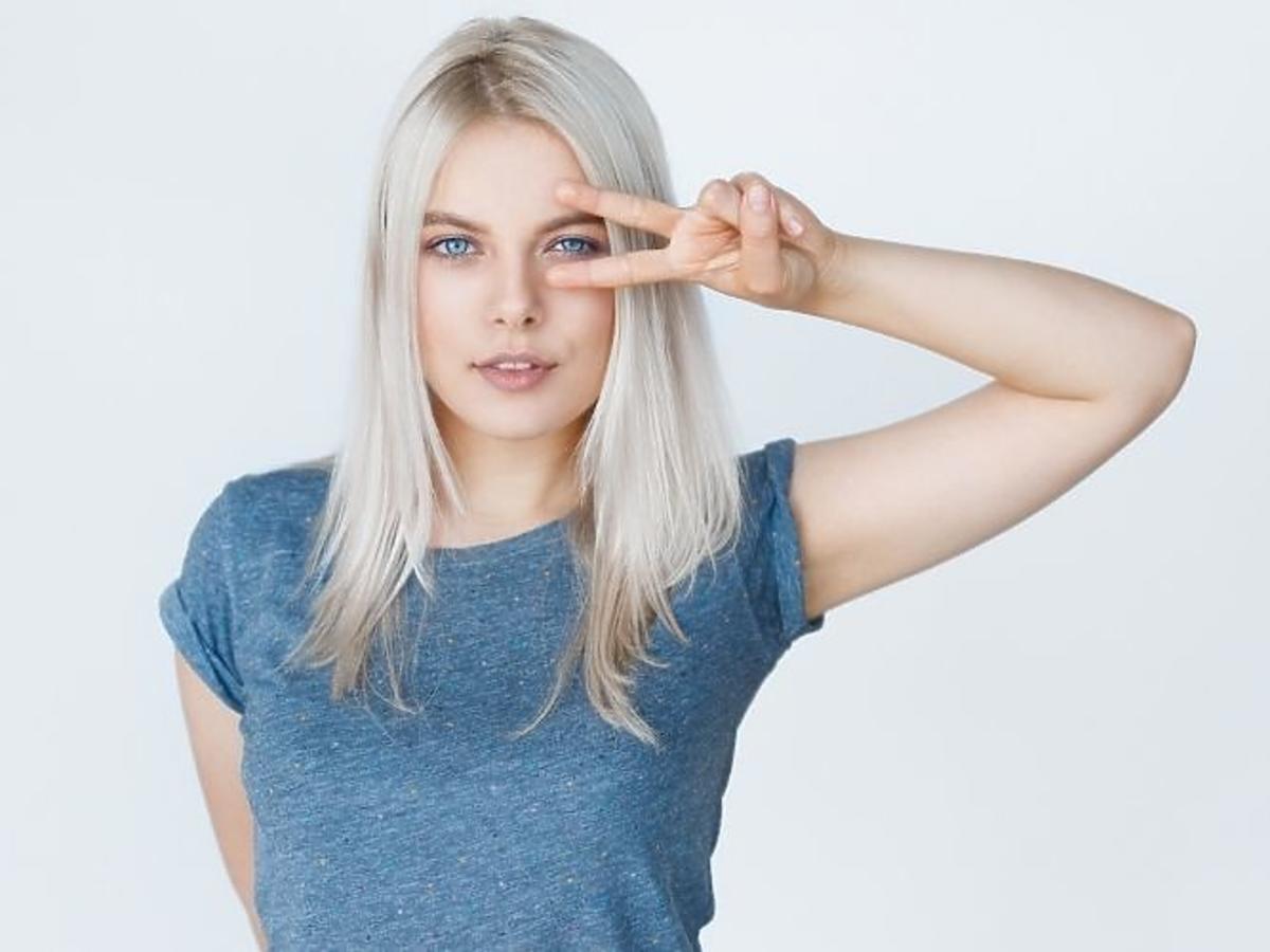 kobieta w blond włosach w niebieskiej koszulce