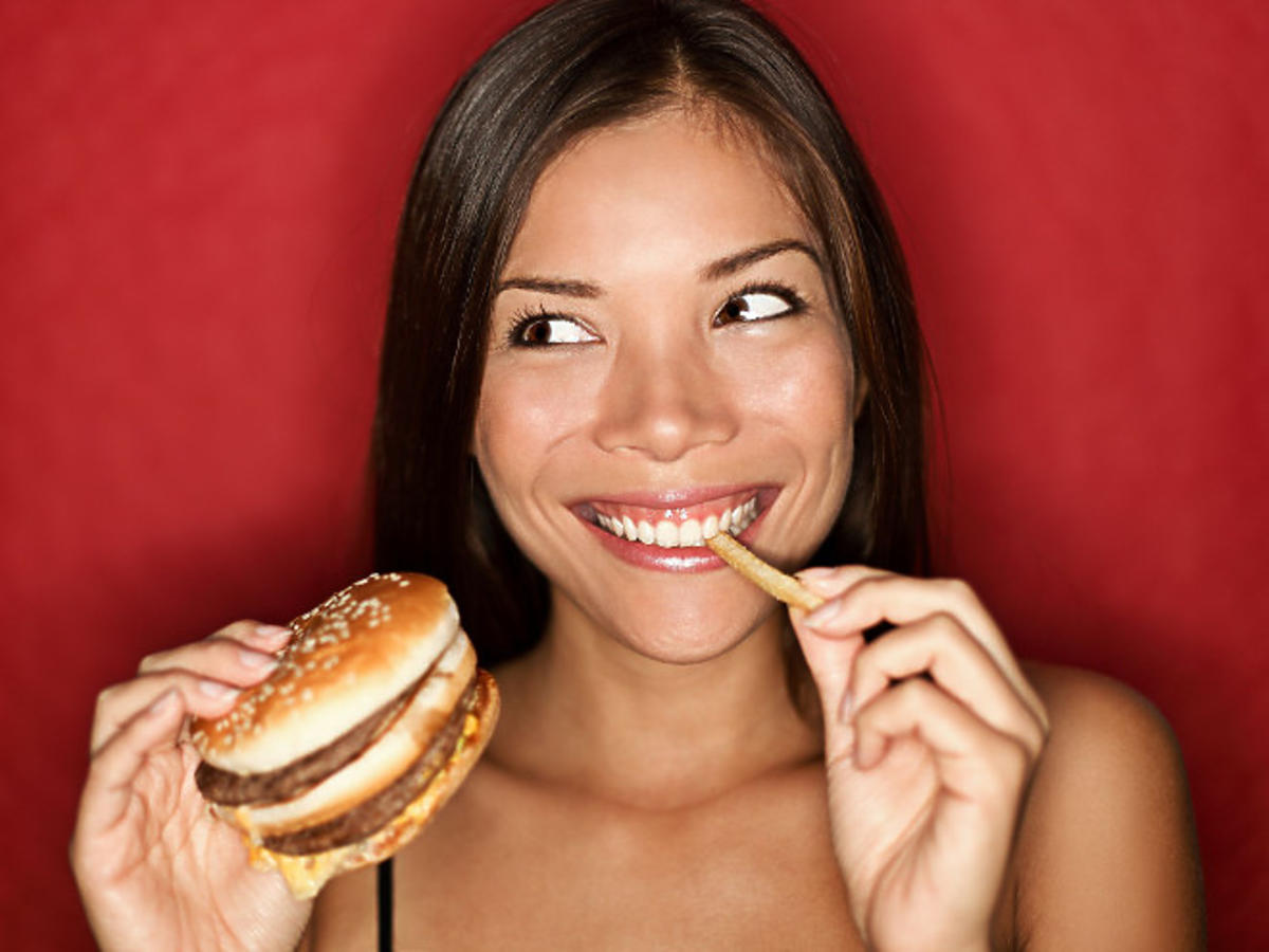 kobieta z hamburgerem