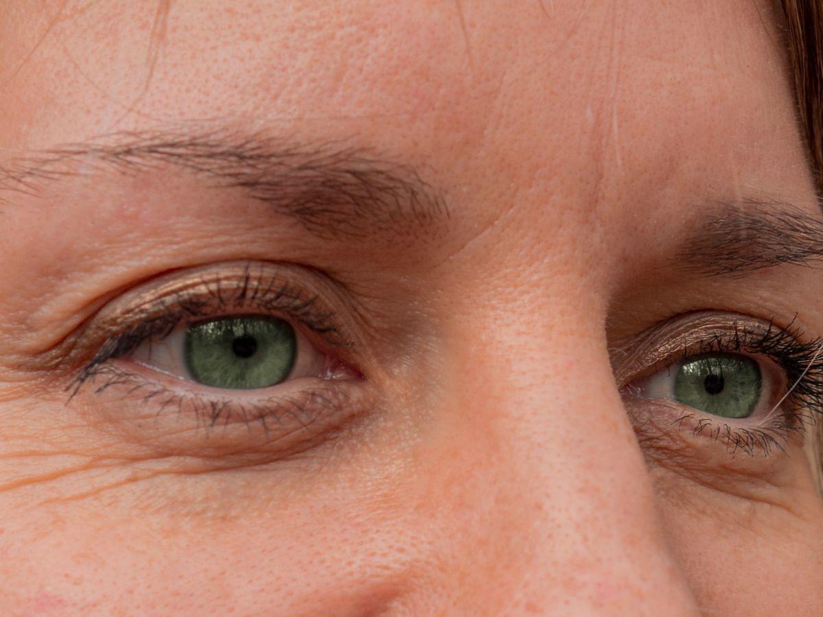 Krem pod oczy z resweratrolem i fitoretinolem wypełnia i naciąga kurze łapki. „Zniknęły zasinienia wokół oczu”